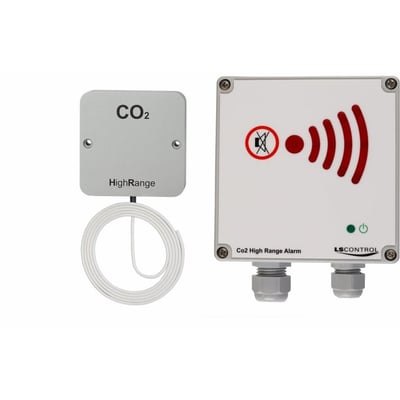 CO2 High Range Alarm er et komplet CO2-gasdetektorsystem med sensor, oprullet kabel og alarmboks med røde alarmsymboler.