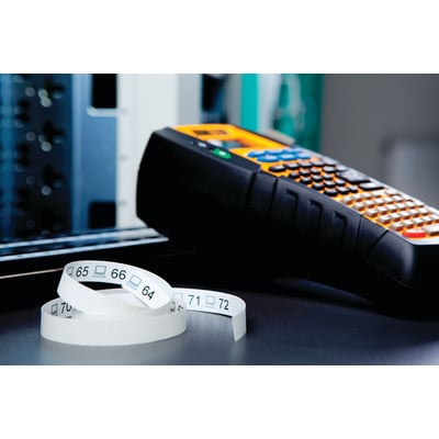 DYMO® Rhino 5200 Pro labelprinter med en rulle af etiketter med numre og symboler, klar til brug.