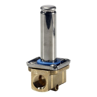 Nærbillede af Danfoss EV210B magnetventil i messing, viser modelnummer '23001205' og brandnavnet tydeligt.
