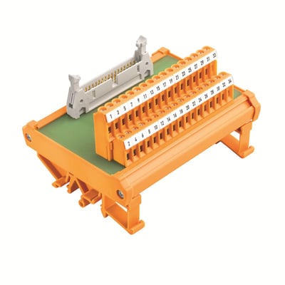 Weidmüller interface-modul med orange terminalrækker og gråt plug-in-stik, set skråt ovenfra.