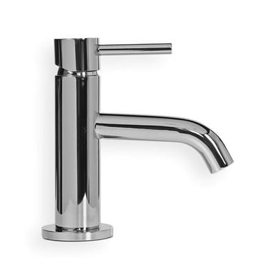 Elegant krom servantearmatur med et vandforbrug på 6 liter i minuttet, vist på hvid baggrund.