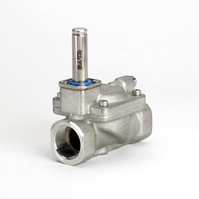 Rustfri stål magnetventil fra Danfoss, model EV220BW, set fra siden med G1 gevind og mærkat på toppen.