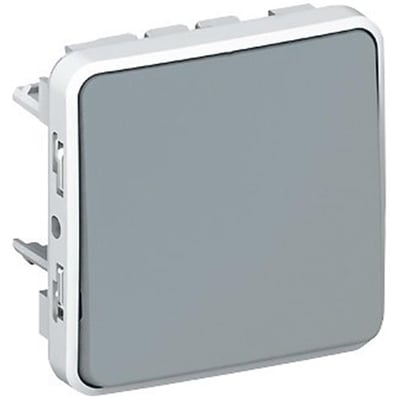 Legrand Plexo 55 afbryder i grå, vist fra en let skrå vinkel, med tydelige monteringsdetaljer og hvid ramme.