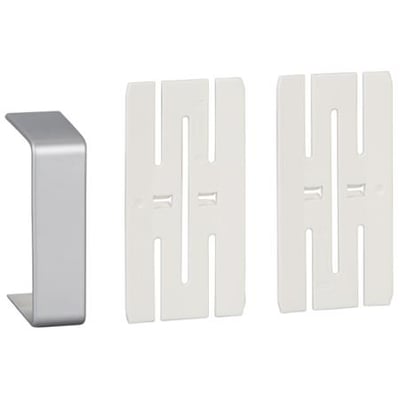 Lauritz Knudsen OL45 udjævningssæt i aluminium sammen med to hvide plastiklåg til installationskanaler.