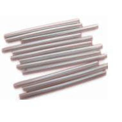 En bunke af 3M fiber varmekrymp splidsesøm, hver 45 mm lang og 2,4 mm i diameter, i grå plast.