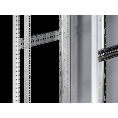 Rittal VX IT profilskinner 47U monteret bagtil i et serverkabinet, viser monteringshuller og stålkonstruktion.