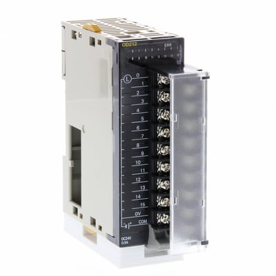 Omron digital udgangsenhed med 16 udgange, PNP, 0.5A, 24VDC, med tydelig mærkning af nummerering fra 0 til 15 og COM, vist på hvid baggrund.