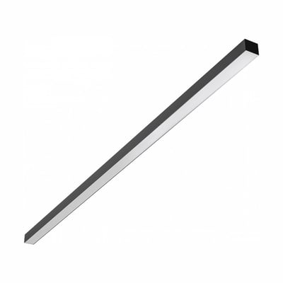 Sort SpectrumLED-kontorlampe på 150 cm med lang, smal lysflade og hvid diffuser, vist skråt forfra.