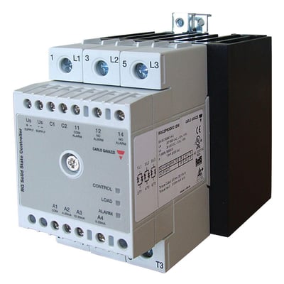 Carlo Gavazzi analogstyret solid-state-relæ med gråt kabinet, synlige tilslutningsklemmer og 3x600 V/2x40 A AC-udgang.