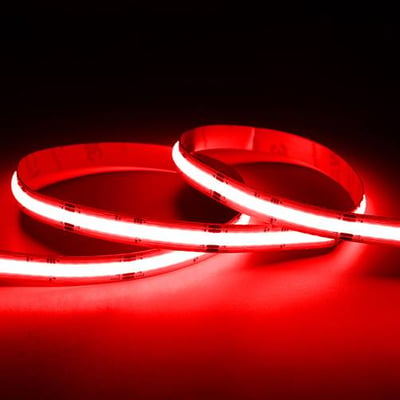 Ansell Lighting C-Cell Cob RGB LED bånd, der lyser rødt, med tæt på detaljer på båndets lysende overflade.