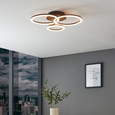EGLO Parrapos-Z sort loftlampe med tre ringe, monteret i et moderne rum med udsigt til byen.