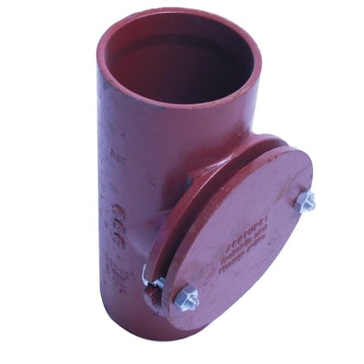 Renserør i støbejern med indvendig epoxy coating og 100mm diameter. Røret er mørkerødt og har en lukket renseklap med to bolte.