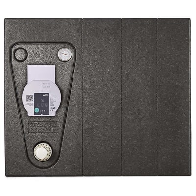 Overside af Roth isolering til gulvvarmeshunt, der viser monterede komponenter som termometer og et mærkat med information om pumpen.