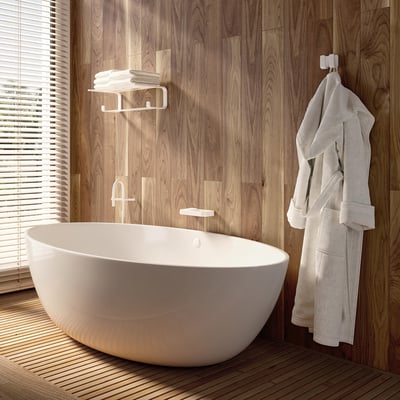 HeFe OUTLINE rektangulær sæbekurv i mat hvid monteret på en smuk trævæg ved siden af et elegant badekar.