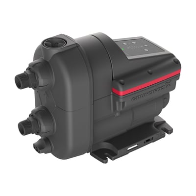 Grundfos SCALA2 3-45 trykforøgerpumpe i mørkt kabinet med rød stribe og synlige rørtilslutninger.