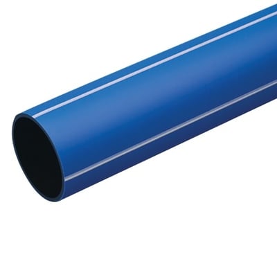 Wavin SafeTech PE-rør til drikkevand, 200 mm og 6 meter, blåt med hvide striber og synlig åben rørende.