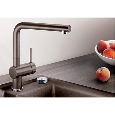 Blanco Linus køkkenarmatur i brun messing med 1-grebs betjening og svingbar L-tud, placeret ved en mørk bordplade og vask.