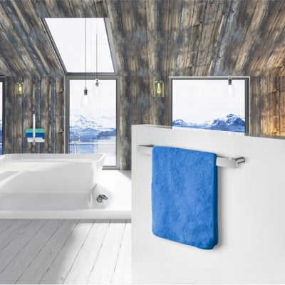 Smedbo gæstehåndklædeholder i krom med en bredde på 400 mm, vist med et blåt håndklæde på en moderne badeværelsesvæg.
