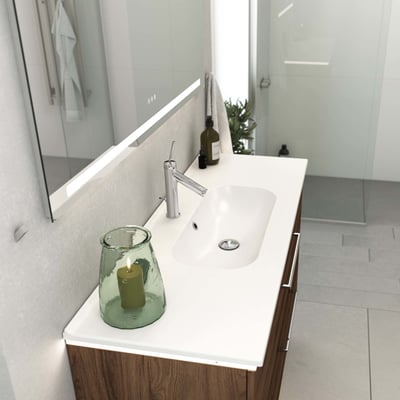 Dansani Kantate møbelvask i hvid porcelæn med et bredt franskbræt og moderne blandingsbatteri, monteret på underskab med træfront.