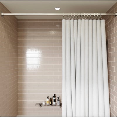 HeFe firkantet badeforhængsstang i krom-aluminium monteret i brusekabine med lys flisebaggrund.