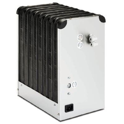 Minicooler plus indbygningskøler til isvand med sort ribbet køleflade og metalchassis på hvid baggrund.