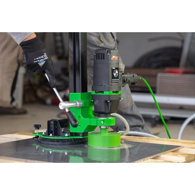 Eibenstock EFB 125P flisehulboremaskine med sugekopmonteret på en flise, klar til præcisionsboring.