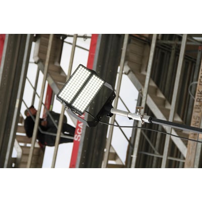 Lysel Pandora MFL LED-projektør med 2 moduler monteret på byggepladsens stillads.
