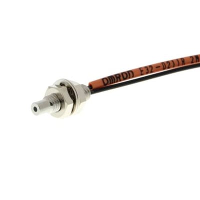 Omron E32-D211R fiberoptisk sensorhoved med M4 cylindrisk aksial design og 2 meter kabel, vist i nærbillede på hvid baggrund.