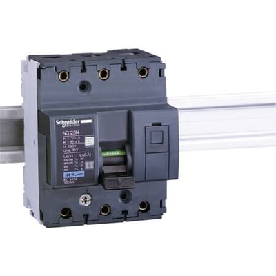 Schneider Electric Multi9 automatsikring NG125N C125A 3P monteret på en DIN-skinne i grå og mørkeblå nuancer.