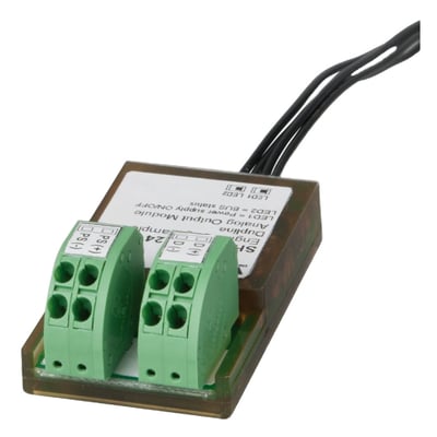 Carlo Gavazzi Output 2x10V SMART-DUPLINE udgangsmodul med grønne tilslutningsklemmer og sorte ledninger, set skråt forfra.