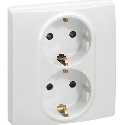 Legrand Niloé dobbelt Schuko stikkontakt i kompakt hvid med to porte og messingkontakter, monteret på en plade.