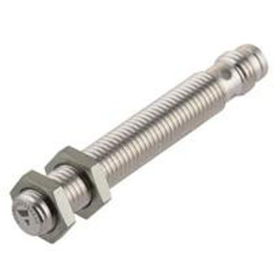 Carlo Gavazzi induktivaftaster ICS08L45F20M5IO, M8 med 2 mm rækkevidde, ses skråt med lang gevindskåret krop og møtrikker.