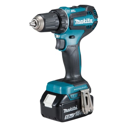 Makita DDF485RTJ3 bore-/skruemaskine i tættere vinkel med 18V 5,0Ah batteri, der fremhæver kulfri motorteknologi og ergonomisk greb.