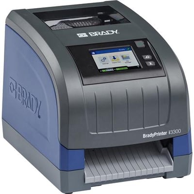 Brady I3300-printer til EU-markedet med gråt og blåt kabinet, touchscreen og labeludgang foran.