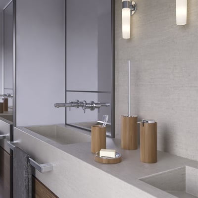 HeFe ALTEA sæbeskål i bambus og krom, placeret på en moderne badeværelsesbordplade med andre HeFe tilbehør.