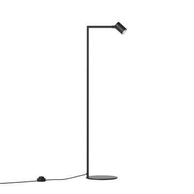 Astro Lighting Ascoli Floor er en mat sort gulvlampe med rund fod, lang stang, kipbart lampehoved og afbryder på ledningen.