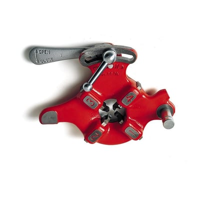 Frontvisning af Ridgid 555 skærehovedet, viser gevindbakkerne og "OPEN/CLOSE" markeringer på håndtaget.