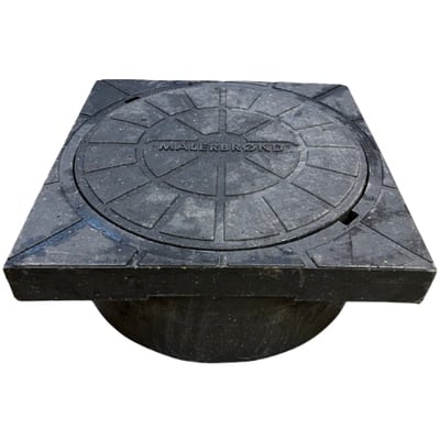 NID karm/dæksel til vandmålerbrønd, 400 mm, med firkantet topplade og cirkulær låg med teksten 'Målerbrønd'.