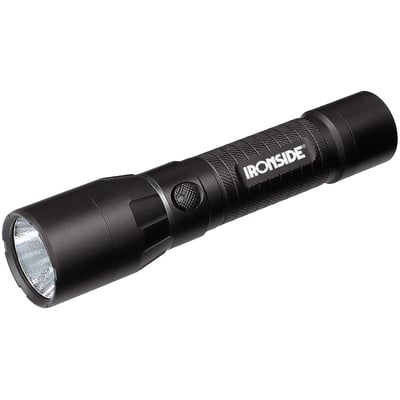 Sort Ironside-lommelygte med riflet greb og synlig tændknap, genopladelig med lysstyrke på 100–2000 lm.