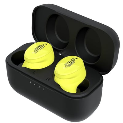 Detaljeret billede af Isotunes Headset Free Aware i gul, med 'ISOtunes SPORT' logo synligt på ørepropperne. Høretelefonerne ligger i deres sorte opladningsetui og har L/R markeringer.