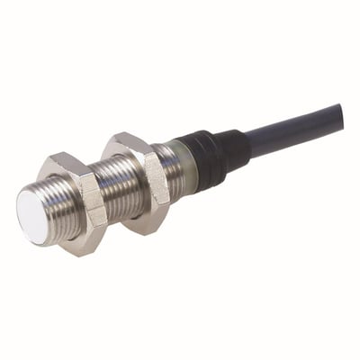 Carlo Gavazzi induktiv aftaster IA12ELF02UC med M12-gevind, sekskantmøtrikker, kabel og 2 mm detekteringsafstand.