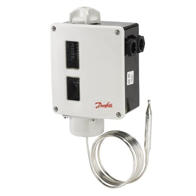 Danfoss RT101 termostat, model med IP54 kapsling og sort baggrund, viser CE mærke og 2 meter kapillarrør.