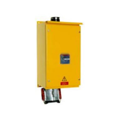 Gul CEE stikkontakt 250A, 6h, IP67, 3P+N+PE monteret på en væg med tydelig advarselstrekant og en robust metalforbindelse nederst.