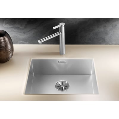 Blanco Zerox 500-U Durinox UXI køkkenvask i rustfrit stål, vist med en skinnende krom vandhane. Vasken er integreret i en lys bordplade.