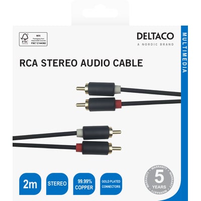 Emballagen til Deltaco sort 2 meter stereo-audiokabel med to RCA-stik viser kablet og dets guldfarvede stik.