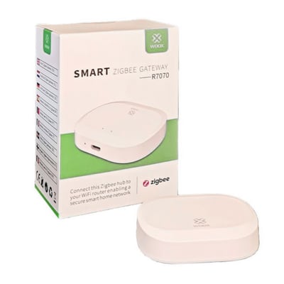 Woox Zigbee smart gateway R7070 placeret ved siden af sin produktemballage, der viser dens funktioner.