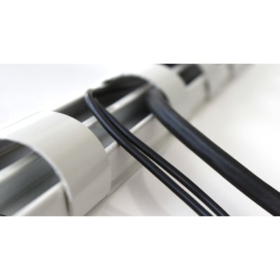 Hvid Click 'n Slide-kabelkanal i aluminium med sorte kabler lagt i kanalen, 50 mm bred og 1,5 meter lang.