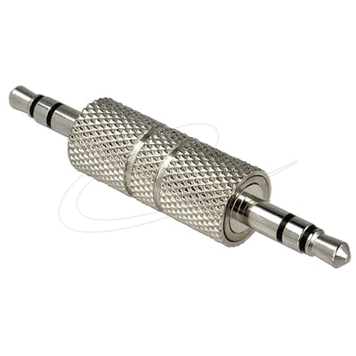 DeLock audioadapter med 3,5 mm jackstik i begge ender, vist skråt med sølvfarvet, riflet hus.