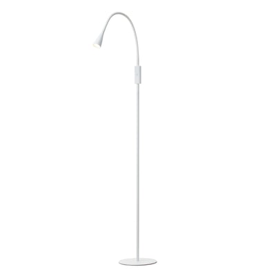 Enkel hvid Twist gulvlampe fra Nielsen Light med lampens lys pegende fremad og en funktionel afbryder.
