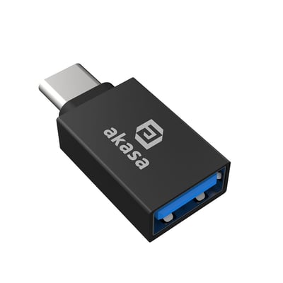 Sort Akasa USB 3.2 Gen 2-adapter med Type-A-hunport og Type-C-hanstik, set skråt fra portenden.